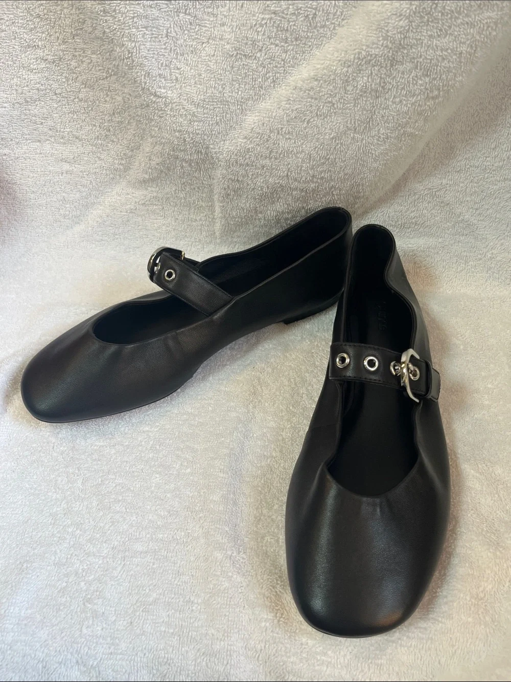 Quince sleek black